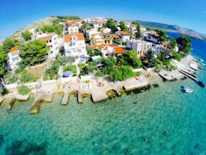 eine Luftansicht einer kleinen Insel im Wasser in der Unterkunft Vila Doni in Zaboric