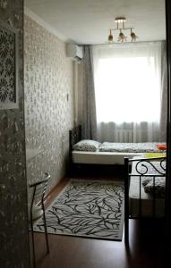 ノヴォロシースクにあるApartment on Leytenanta Shmidtaのベッドルーム1室(ベッド1台、テーブル、窓付)
