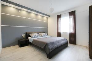 1 dormitorio con cama y pared con luces en Bella Casa, en Sukošan