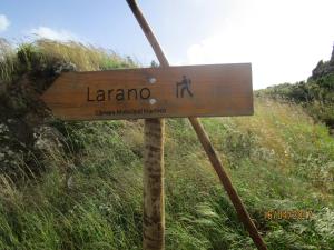 a sign for a trail on the side of a hill at Marques House in Machico