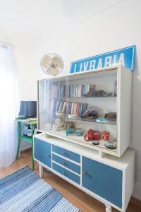 een boekenplank met witte en blauwe lades bij Downtown Doll's House in Lissabon
