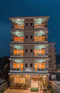 wysoki budynek z napisem w obiekcie Hotel Spring w mieście Pokhara