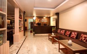 een lobby van een hotel met een bank en een balie bij Hotel Spring in Pokhara