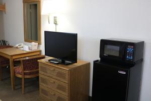 TV a/nebo společenská místnost v ubytování Highland Country Inn Flagstaff