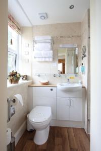 A bathroom at West End Guest House