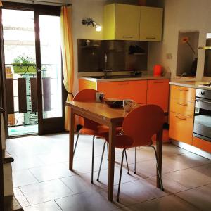 een keuken met een houten tafel en 2 stoelen bij Casa Luna in Apricale