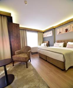 una stanza d'albergo con un letto e una sedia di The Elegant Hotel a Istanbul