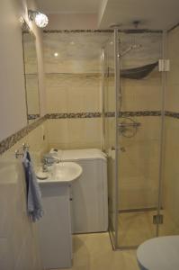 W łazience znajduje się umywalka i prysznic. w obiekcie Gdynia Skwer Kosciuszki w mieście Gdynia