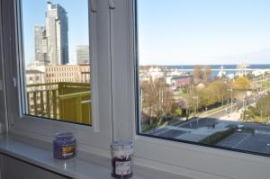um parapeito de janela com vista para uma cidade em Gdynia Skwer Kosciuszki em Gdynia
