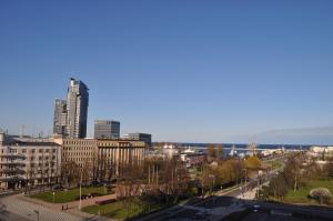 widok na miasto z wysokimi budynkami w obiekcie Gdynia Skwer Kosciuszki w mieście Gdynia