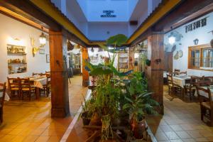 Un restaurante o sitio para comer en Hotel El Tabanco
