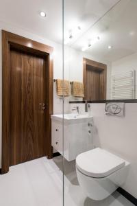 uma casa de banho com um WC e um lavatório em Apartament nad dachami Krakowa em Cracóvia