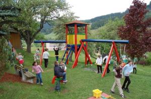 un grupo de niños jugando en un parque infantil en Gasthof Landhotel Hubmann, en Kleinlobming
