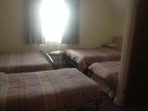 Кровать или кровати в номере Bronte House Hotel