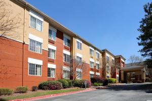 una calle vacía delante de un edificio en Extended Stay America Suites - Atlanta - Marietta - Powers Ferry Rd en Atlanta