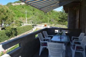 een tafel en stoelen op een balkon met uitzicht bij Apartments Nina in Baška