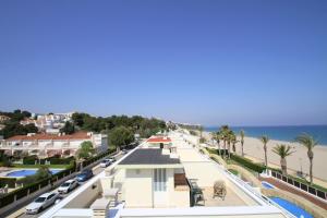 a view of a street and the beach at ARENDA Cristal 4 Pino Alto Holiday Home in Miami Platja