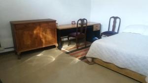 1 dormitorio con 1 cama y escritorio con 2 sillas en Palermo Art en Buenos Aires