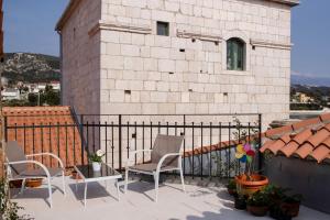 A balcony or terrace at Four Towers Apartments