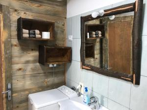 Koupelna v ubytování Farmhouse Cvetje + 35 fotografií