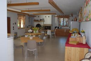 Casnate con BernateにあるB&B Alciliegioのキッチン、ダイニングルーム(テーブル、椅子付)
