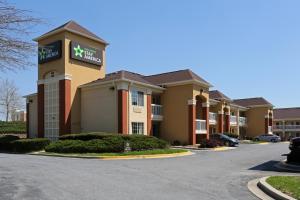 a hotel with a parking lot in front of it at Extended Stay America Suites - Baltimore - BWI Airport - International Dr in Linthicum Heights