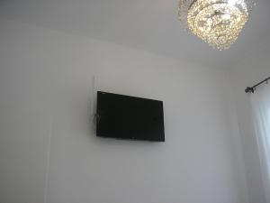 Televízia a/alebo spoločenská miestnosť v ubytovaní Apartment Sunrise