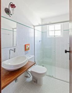 uma casa de banho com um lavatório, um WC e um chuveiro em Pousada Vila do Campo em Lavras Novas