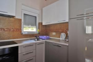 Kuchyň nebo kuchyňský kout v ubytování Villa Vanilla with Heated Pool
