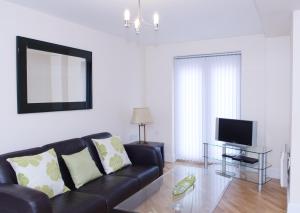 A seating area at Leamington Spa 1 Bed Luxury Serviced Apartment