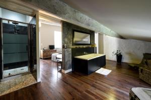 Un baño con bañera y lavabo en una habitación. en Domaine de Bel Air Carpe Diem, en Tizac-de-Curton