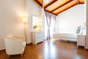 een slaapkamer met een bed, een bureau en een stoel bij Apartamentos Sherry Center in Jerez de la Frontera