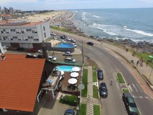 eine Straße neben einem Strand mit parkenden Autos in der Unterkunft Pousada Solar Inn in Torres