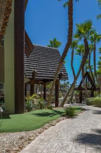 um resort com palmeiras e um edifício em Tahiti All-Suite Resort em Las Vegas