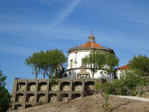 un edificio con una torre en la cima de una colina en Bom dia Porto, en Vila Nova de Gaia