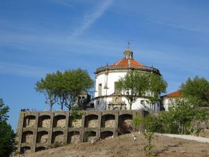 un bâtiment avec une tour au sommet d'une colline dans l'établissement Bom dia Porto, à Vila Nova de Gaia