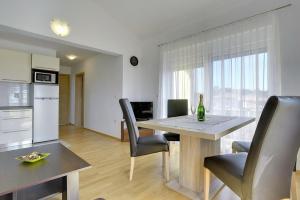 Kuchyň nebo kuchyňský kout v ubytování Apartments Kralj