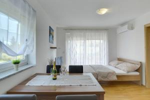 Postel nebo postele na pokoji v ubytování Apartments Kralj
