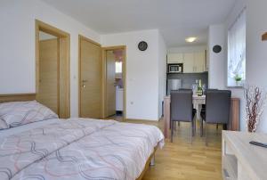 Postel nebo postele na pokoji v ubytování Apartments Kralj