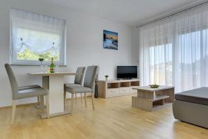 TV a/nebo společenská místnost v ubytování Apartments Kralj