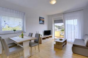TV a/nebo společenská místnost v ubytování Apartments Kralj