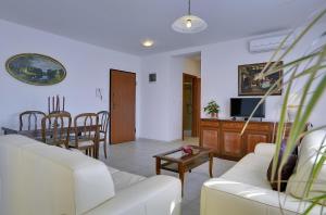 sala de estar con sofá blanco y mesa en Apartment Bella en Pula