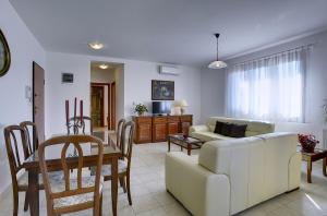 sala de estar con sofá blanco y mesa en Apartment Bella en Pula