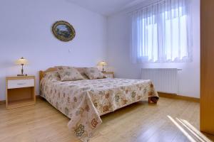 1 dormitorio con 1 cama, 2 lámparas y ventana en Apartment Bella en Pula