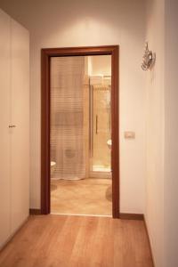 ローマにあるAlbornoz 35の空き部屋(バスルームにつながるドア付)