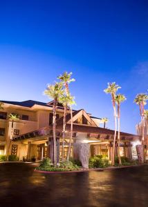 um edifício com palmeiras em frente em Tahiti Village Resort & Spa em Las Vegas