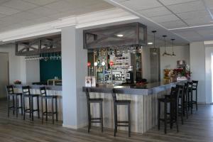 Lounge nebo bar v ubytování Te Maná Hotel