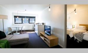 Un televizor și/sau centru de divertisment la Silverski Rooms and Apartments
