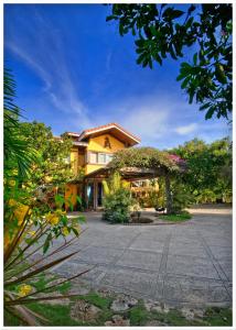 ein großes Haus mit einem Innenhof davor in der Unterkunft Amarela Resort in Panglao