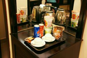 un piano di lavoro con cibo e bevande sopra di Royal Dalat Hotel a Da Lat